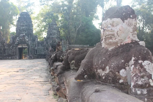 Antike Statue und Tempel — Stockfoto