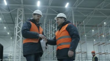 Karşılıklı sanayi ambarındaki vererek mühendisleri