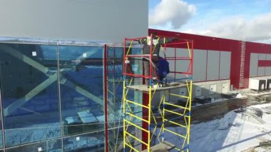 İskele üzerinde işçilerin havadan görünümü