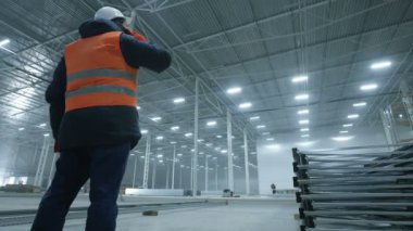 yeni modern sanayi ambarındaki telefonda konuşurken mühendisi