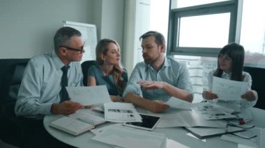 Patron onun çalışanları bir belge office tartışma içinde gösterilen.