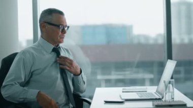 yaşlı işadamı modern ofis içinde bilgisayar ile çalışma