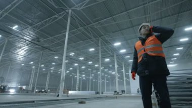 yeni modern sanayi ambarındaki telefonda konuşurken mühendisi