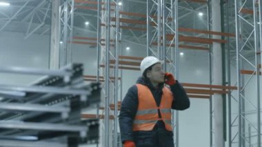 yeni modern sanayi ambarındaki telefonda konuşurken mühendisi