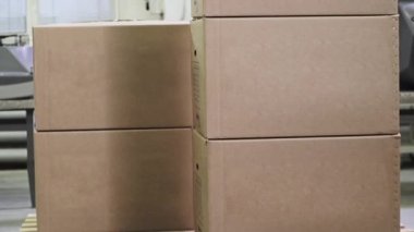 Forklift boşaltma yığın kutu