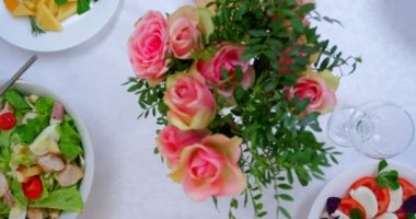 Lezzetli yemekler çoğulluğu ile zarif Ziyafet