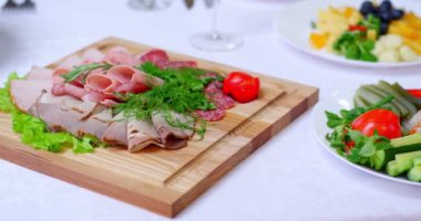 Lezzetli yemekler çoğulluğu ile zarif Ziyafet