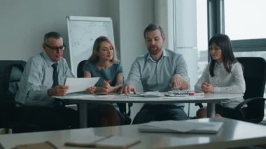 Patron onun çalışanları bir belge office tartışma içinde gösterilen.