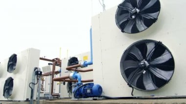 modern bir bitki büyük endüstriyel fanlar. Slider ile ateş