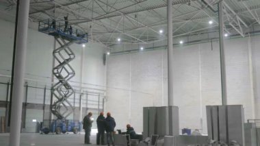 St. Peterburg - 10 Aralık: yapım aşamasında büyük bir modern depoda çalışan insanlar