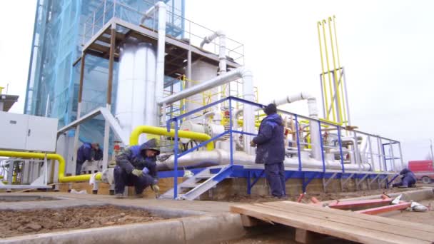 ST. PETERBURG - DECEMBER 10: timelapse of workers paint the ladder in a large industrial complex. shoot with slider and RED EPIC — Stock Footage ST. PETERBURG - DECEMBER 10: timelapse of workers paint the ladder in a large industrial complex. shoot with slider and RED EPIC Stock Footage