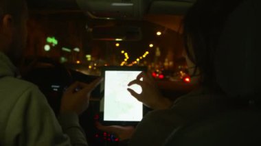 iki kişi arabaya binme ve harita tabletiyle rotasında tartışmak. Kırmızı Epic ile ateş