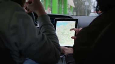 iki kişi tablet rota harita modern araba ile tartışmak ve hareket başlatın. Kırmızı Epic ile ateş