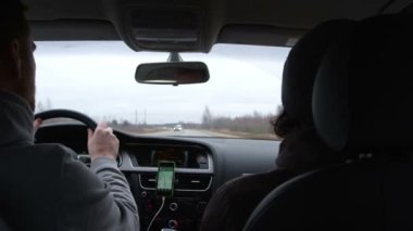 Sürücü kullanım telefon Gps yolda kontrol etmek için sürüş sırasında