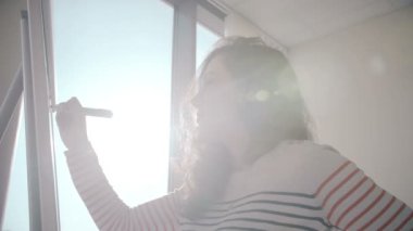 Güzel genç öğrenci kız yazma bilgi plastik, yazmak yönetim kurulu ve gülümsüyor