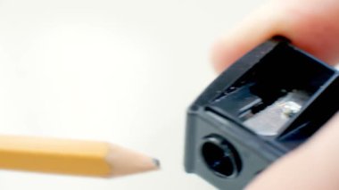 erkek eli kalem keskinleştirmek