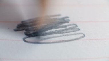 Bir el ile bir ahşap kalem kağıt boyalar