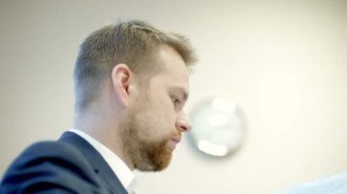 Çılgın işadamı zımba yanlış kullanır. Office eğlenceli