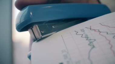 Bir ofiste bir zımba kullanarak yardım