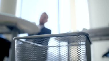 Adam sokağa kağıt belgeleri atıyor