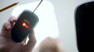 Bir bilgisayar fare kullanarak ele mans. Alt görünümü