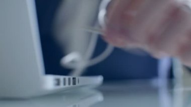 İşadamı kulaklık ses çıkışı modern ofis arka plan içinde laptop içine tıkalı