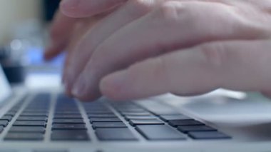 Tipik dizüstü bilgisayar, mavi adam tonda