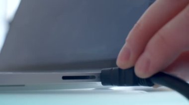 Laptop içine bağlanan ve bitirdiğinden HDMI