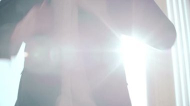 Ceketinin düğmelerini ilikliyorum. Takım elbiseli şık bir adam ceketinin düğmelerini bağlıyor ve dışarı çıkmaya hazırlanıyor..