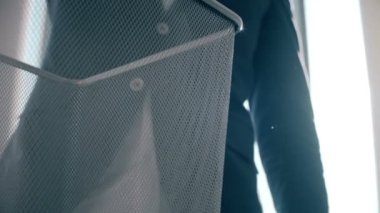 işadamı laptop dışarı atar