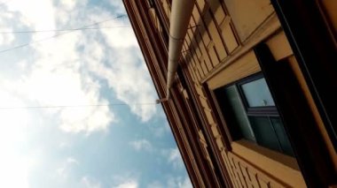 Bakarak eski Avrupa Bina ve mavi gökyüzü. Steadycam ile ateş