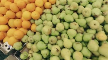 Taze turuncu modern süpermarkette seçme kadın