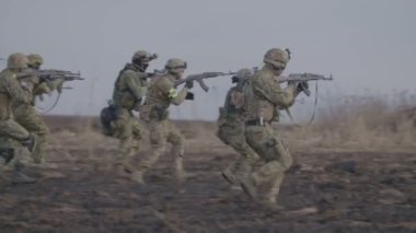 Rusya St.Peterburg - 03 Nisan: kırsal ve ateş etrafında silahlı askeri tatbikatlar sırasında çalışan modern asker. asker silah tutukluk yaptı.