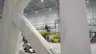 Rusya St.Petersburg - 11 Mart: takım installers içinde yeni bir modern ambar çalışma makas Lift üzerinde sert şapkalı