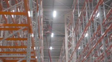 bir ambarın içindeki yerleşimi yeni modern vinç çalışma iki işçi