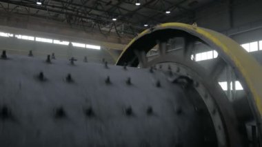 Bir bakır işleme endüstrisi içinde bir top Mill.