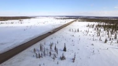 Kış yolda hareket kamyonun havadan görünümü