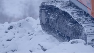 Ekskavatör karda zeminde kış günü hareketli