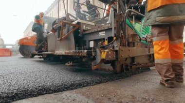 Rusya St.Peterburg - 22 Nisan: yol işçileri işten asfalt, yol bir Avrupa şehri tarihi merkezinde