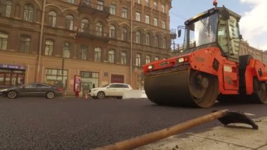 Rusya St.Peterburg - 22 Nisan: yol işçileri işten asfalt, yol bir Avrupa şehri tarihi merkezinde
