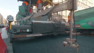 Rusya St.Peterburg - 22 Nisan: yol işçileri işten asfalt, yol bir Avrupa şehri tarihi merkezinde
