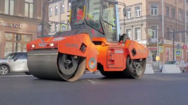 Rusya St.Peterburg - 22 Nisan: yol işçileri işten asfalt, yol bir Avrupa şehri tarihi merkezinde