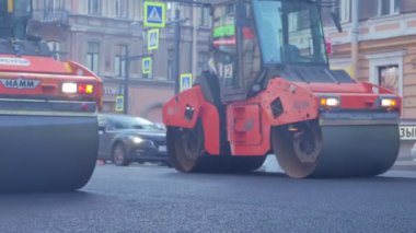 Rusya St.Peterburg - 22 Nisan: yol işçileri işten asfalt, yol bir Avrupa şehri tarihi merkezinde