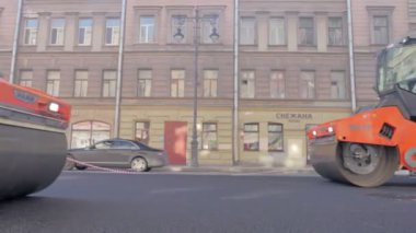 Rusya St.Peterburg - 22 Nisan: yol işçileri işten asfalt, yol bir Avrupa şehri tarihi merkezinde