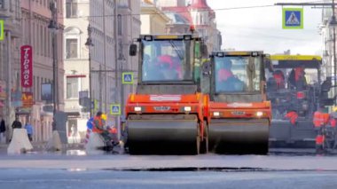 Rusya St.Peterburg - 22 Nisan: yol işçileri işten asfalt, yol bir Avrupa şehri tarihi merkezinde