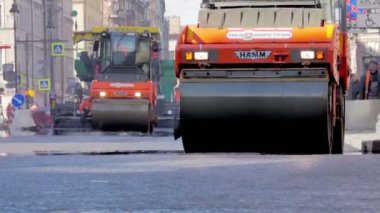 Rusya St.Peterburg - 22 Nisan: yol işçileri işten asfalt, yol bir Avrupa şehri tarihi merkezinde