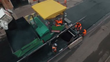 Rusya St.Peterburg - 22 Nisan: yol işçilerin havadan görünümü asfalt bir Avrupa şehri tarihi merkezinde koydu