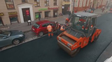 Rusya St.Peterburg - 22 Nisan: yol işçilerin havadan görünümü asfalt bir Avrupa şehri tarihi merkezinde koydu