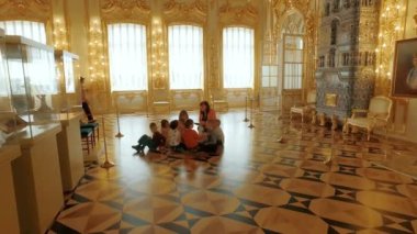 Rusya St.Peterburg - 22 Nisan: çocuk yere oturup tur Kraliyet Müzesi'nde