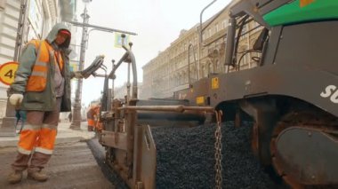 Rusya St.Peterburg - 22 Nisan: yol işçileri işten asfalt, yol bir Avrupa şehri tarihi merkezinde